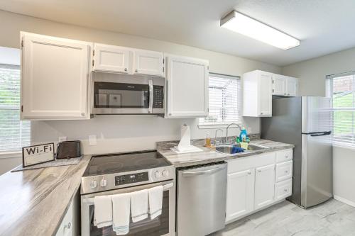Branson Escape with Pool Access, Grill and Balcony! in Branson, USA
