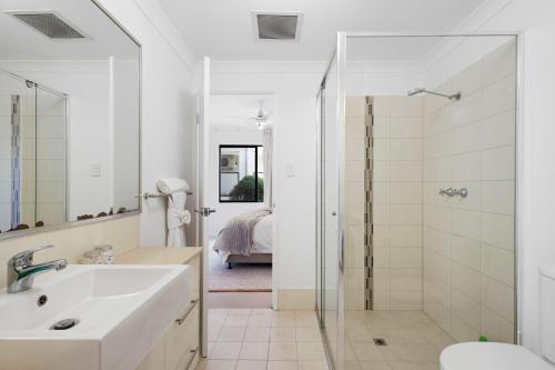 ฝักบัว, Comfort & Convenience - A Sepal Stay in ควีนพาร์ค