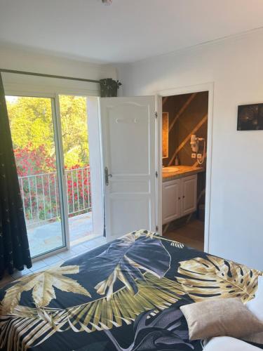 Superior Double Room with Balcony image 5