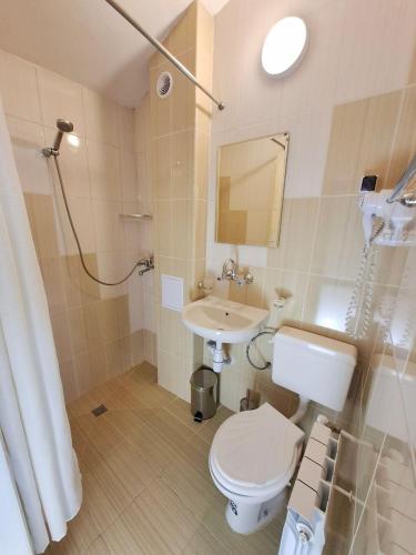 Twin Room image 6