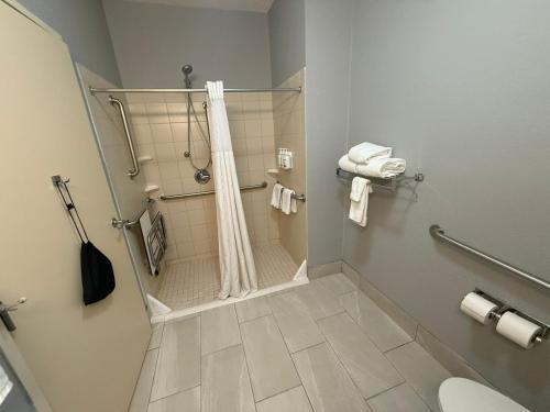 Wingate by Wyndham Minot - image 8