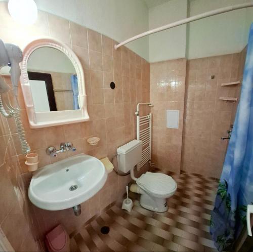 Twin Room image 7