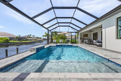 Exterior view, Villa Felicitas Luxe Pool, Jacuzzi Canal Access in Matlacha (FL)