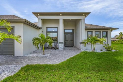 Exterior view, Villa Felicitas Luxe Pool, Jacuzzi Canal Access in Matlacha (FL)