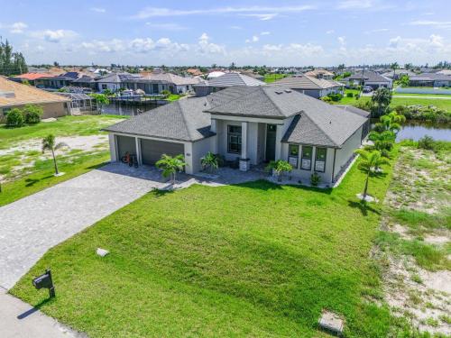 Exterior view, Villa Felicitas Luxe Pool, Jacuzzi Canal Access in Matlacha (FL)