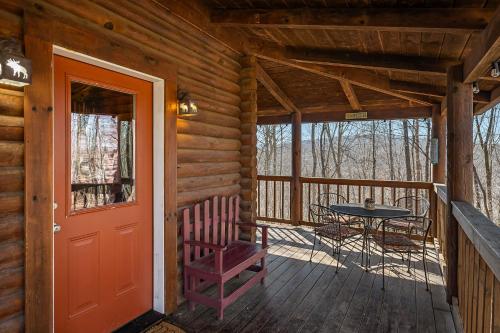 Bear Necessities located near East Port Marina & Dale Hollow in 利文斯頓 (TN)