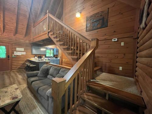 Bear Necessities located near East Port Marina & Dale Hollow in 利文斯頓 (TN)