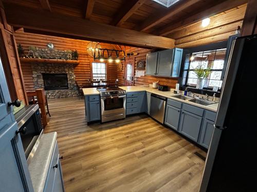 Bear Necessities located near East Port Marina & Dale Hollow in 利文斯頓 (TN)