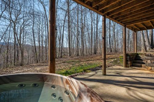 Bear Necessities located near East Port Marina & Dale Hollow in 利文斯頓 (TN)