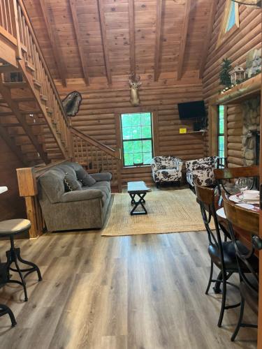 Bear Necessities located near East Port Marina & Dale Hollow in 利文斯頓 (TN)