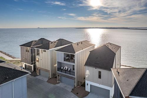 Stylish Lake House Retreat In Rowlett in Rowlett, USA