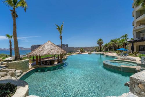 Stunning 2 BR with Ocean Views & Jacuzzi by the Beach