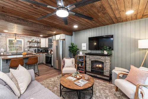 . Hot Tub - Fire Pit - River - State Park - King Bed