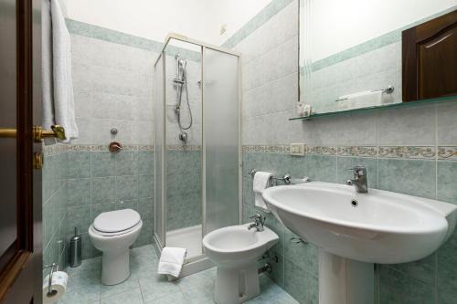 Double Room with Balcony image 4