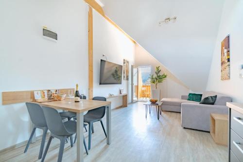 One-Bedroom Apartment with Balcony - Loft