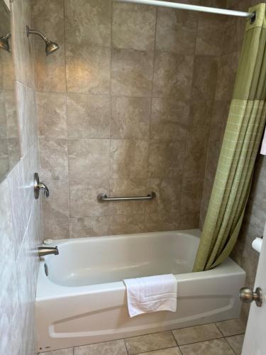 Seven Oakes Motel Room Type - Queen Room