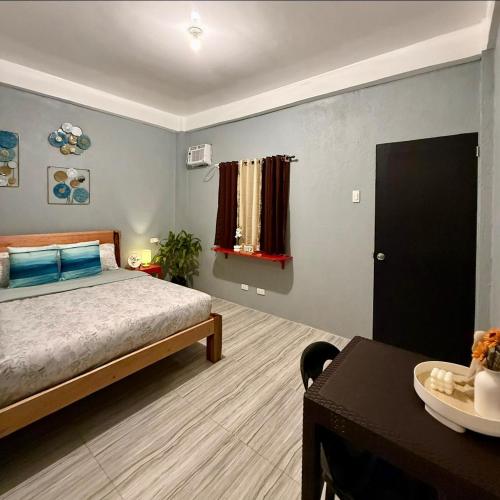 Cozy Studio Room - Shanti's Inn Room Type - Deluxe One-Bedroom Apartment
