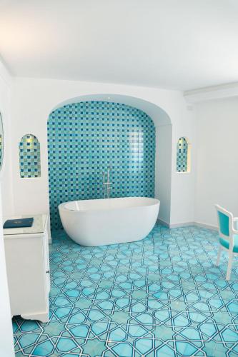 room detail thumbnail 2