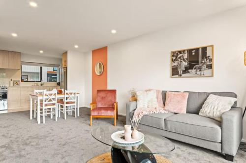 Well-styled Vibrant 2 Bed Home, Auckland
