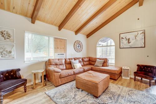 Near Fossil Creek and Trails Scenic Pine Cabin!