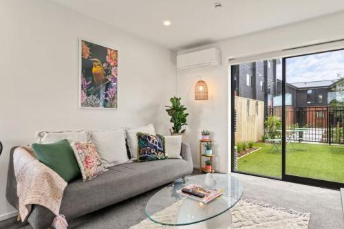 Vibrant 2 bed Henderson Abode, Auckland (photo 11)
