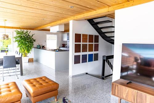 Chalet Swiss Dream - Luxury Lakeview Chalet with AC near Interlaken in Niederried