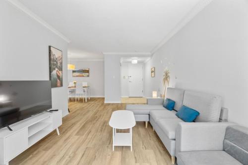 Downtown 2BR plus Den Condo with Parking, Walk to Hotspots