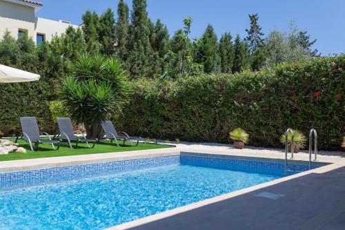 Villa Katerina - Luxury 4-BR Retreat with Private Pool & BBQ Area, Peyia (Foto 5)