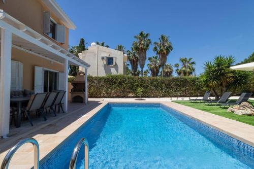 Villa Katerina - Luxury 4-BR Retreat with Private Pool & BBQ Area, Peyia (Foto 6)