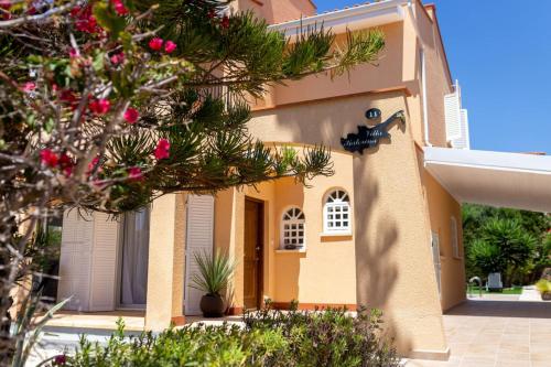 Villa Katerina - Luxury 4-BR Retreat with Private Pool & BBQ Area, Peyia (Foto 7)