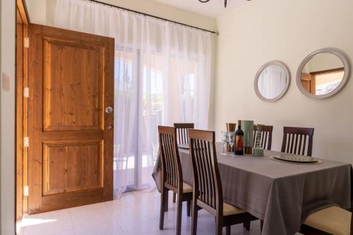 Villa Katerina - Luxury 4-BR Retreat with Private Pool & BBQ Area, Peyia (Foto 8)