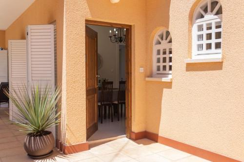 Villa Katerina - Luxury 4-BR Retreat with Private Pool & BBQ Area, Peyia (Foto 10)