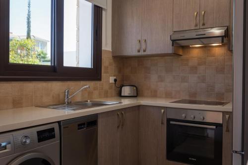 Townhouse Flower - 2BR Coastal Retreat near Coralia Beach, Pegeia (fotografie 8)