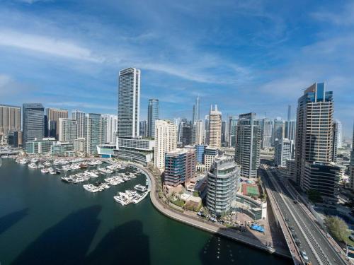 Spacious 3 Bed Marina Haven with Waterfront Views, Dubaï