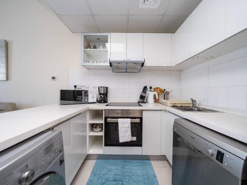 Spacious 3 Bed Marina Haven with Waterfront Views, Dubai (photo 8)