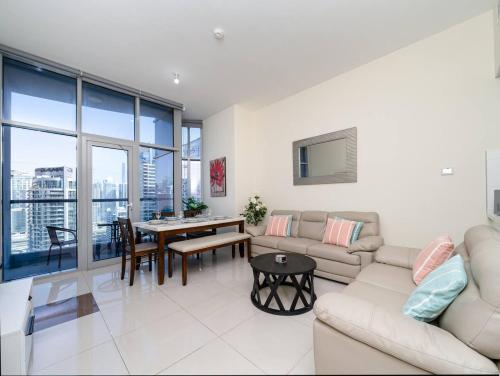 Spacious 3 Bed Marina Haven with Waterfront Views, Dubai (photo 3)