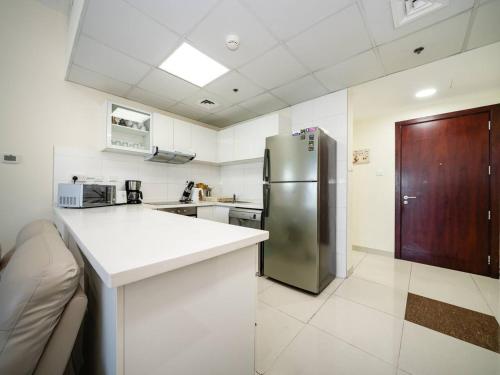 Spacious 3 Bed Marina Haven with Waterfront Views, Dubai (photo 10)