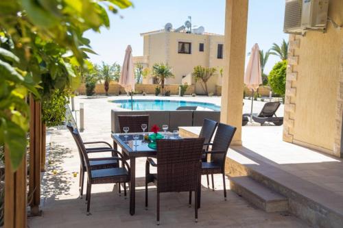 Villa Julia II - Luxury Retreat with Sea & Mountain Views, Peyia (Foto 10)