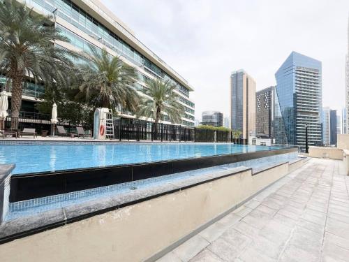 Luxurious 2 Bed Waterfront Living at Marina Quays, Dubaj