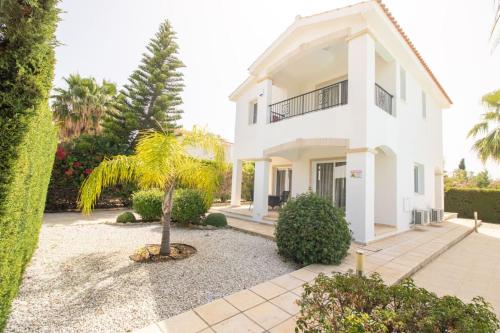 Villa Fortuna - Elegant 3BR Retreat near Coral Bay Beach, Peyia