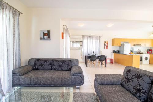 Villa Fortuna - Elegant 3BR Retreat near Coral Bay Beach, Peyia (Foto 6)