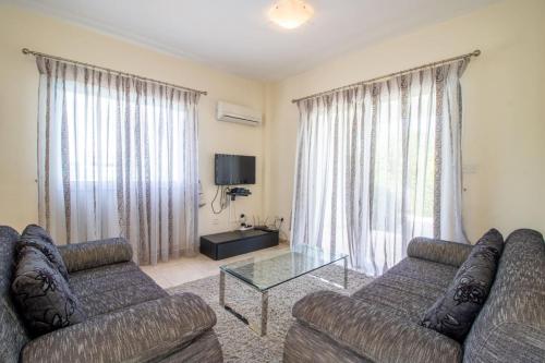 Villa Fortuna - Elegant 3BR Retreat near Coral Bay Beach, Peyia (Foto 5)