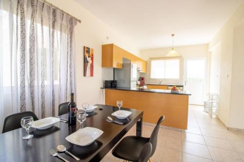 Villa Fortuna - Elegant 3BR Retreat near Coral Bay Beach, Peyia (Foto 8)
