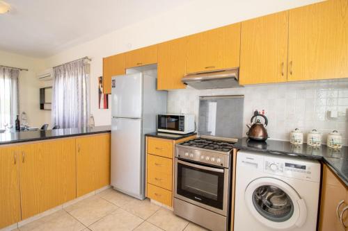 Villa Fortuna - Elegant 3BR Retreat near Coral Bay Beach, Peyia (Foto 9)