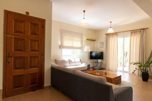 Villa Thalassa - 3-BR Coastal Retreat with Private Pool, Pegeia (fotografie 2)