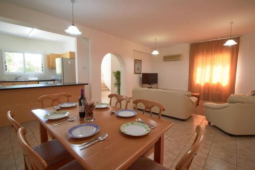 Villa Tatiana - 3BR Coastal Serenity with Private Pool, Peyia (Foto 7)