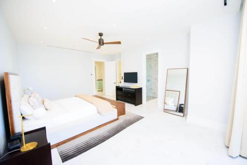 4 Bedroom Cable Beach Condo with Balcony - image 2