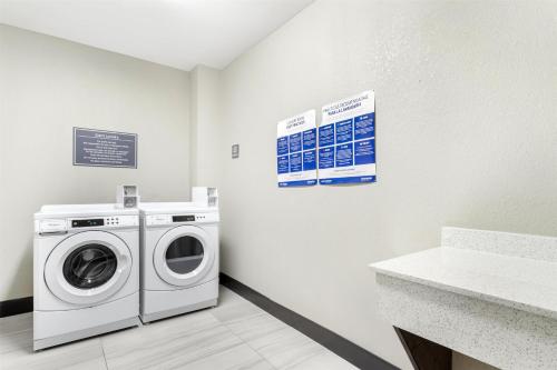 Best Western Plus Waller Hotel - image 13