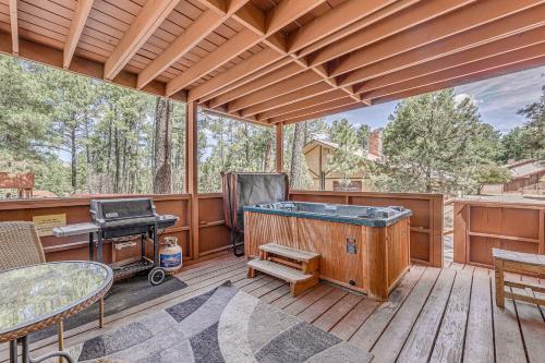 Condo w/ Hot Tub ~ 4 Miles to Ruidoso Winter Park!, Ruidoso