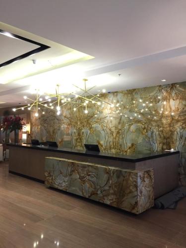 ห้องส่วนกลางสำหรับนั่งเล่น/ดูทีวี, Royal Atlantica Macae Hotel in มาค่า